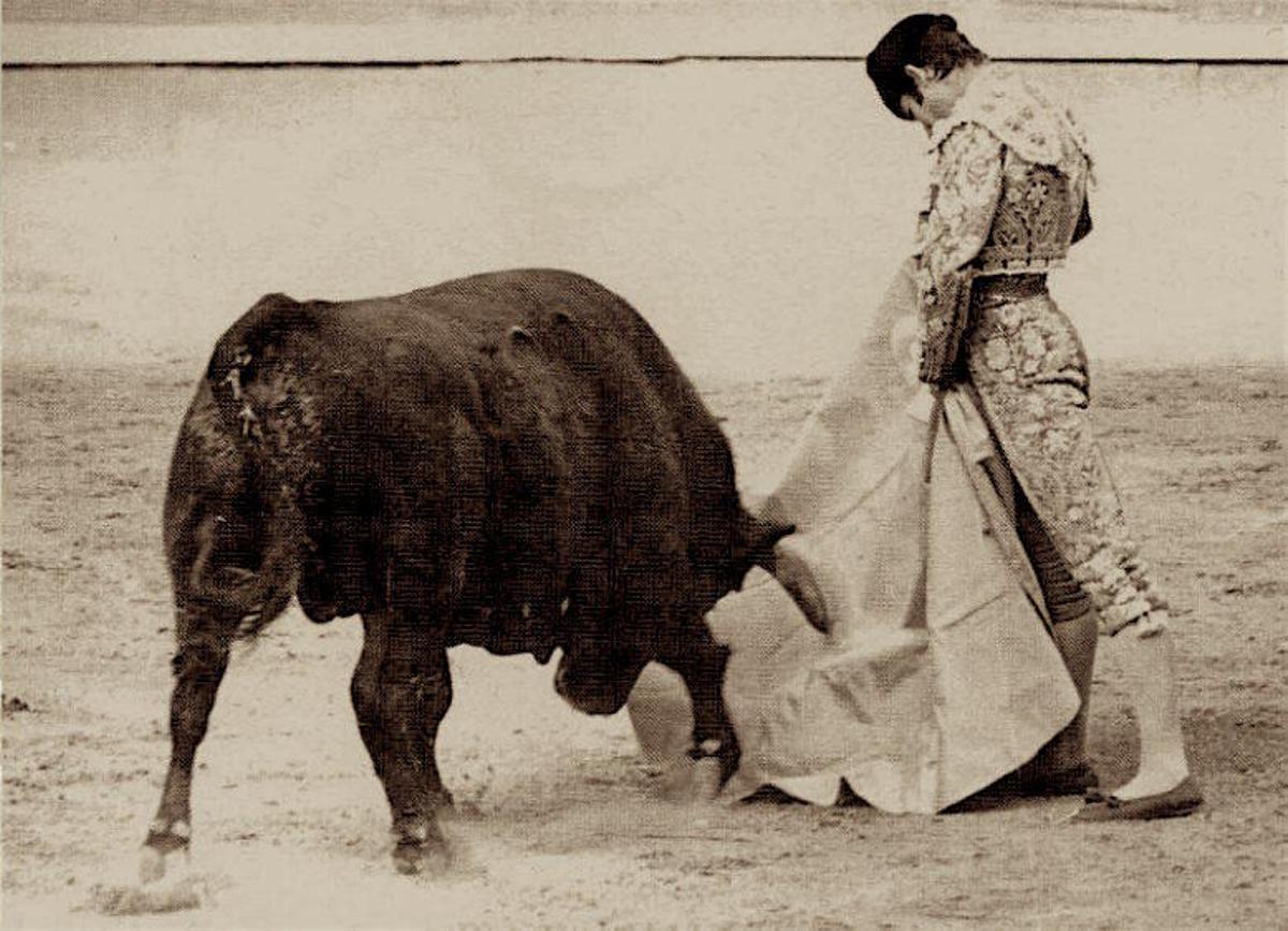 Rafael de Paula frente al toro en una fotografía histórica